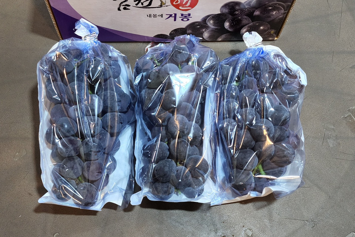 Kimcheon Special-grade Kyoho (거봉) Grapes (~700g bunch)