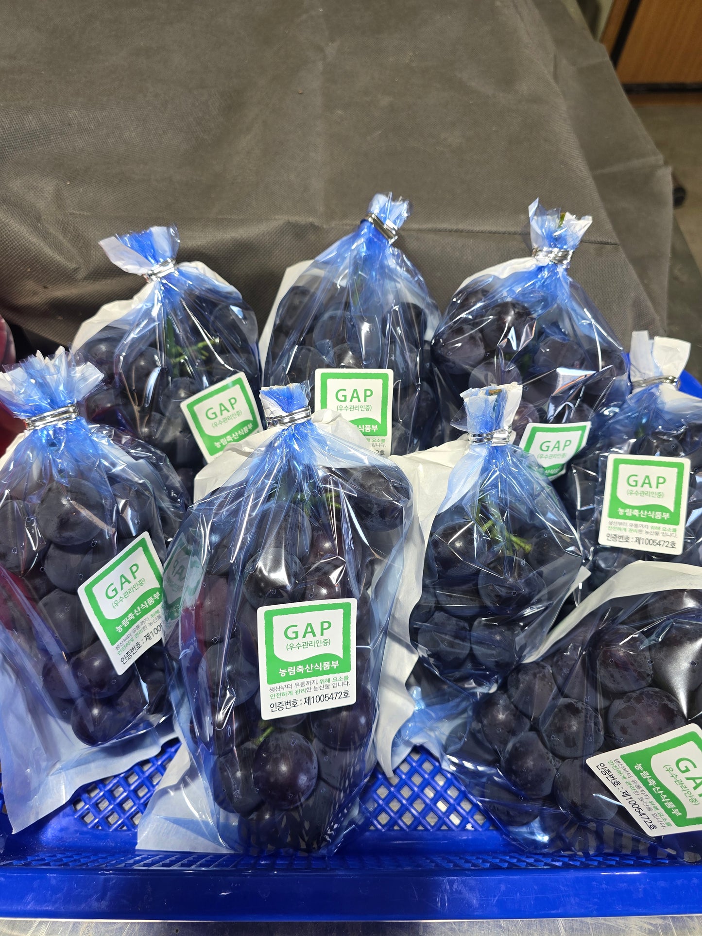 Baekhwasan Special-grade, GAP-certified Kohyo Grapes (2kg, 3ea x ~700g bunches) - New! Better deal