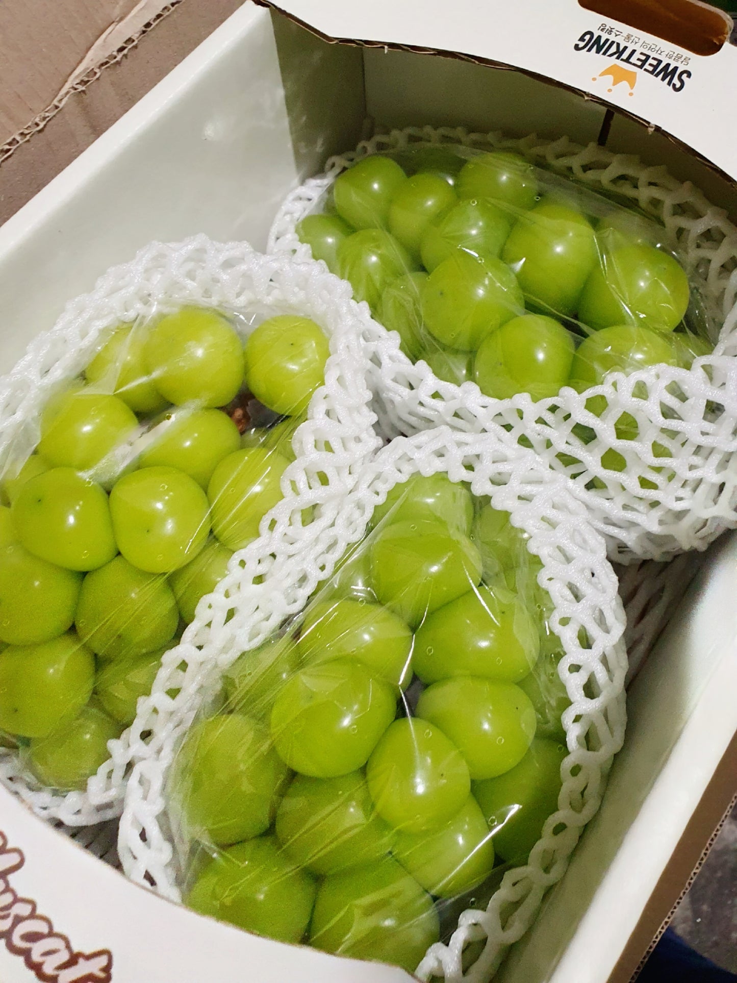 Kimcheon Special-grade, GAP certified Shine Muscat Grapes (2kg, 3ea x ~700 bunches) - Better Deal!