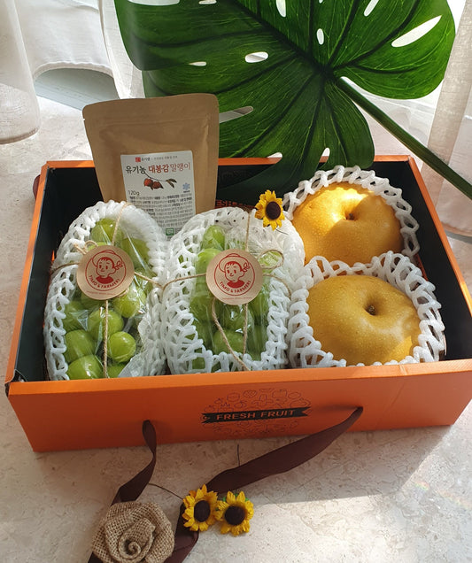 Autumn Special:  Shine muscat grapes, pears and dry persimmons in a box