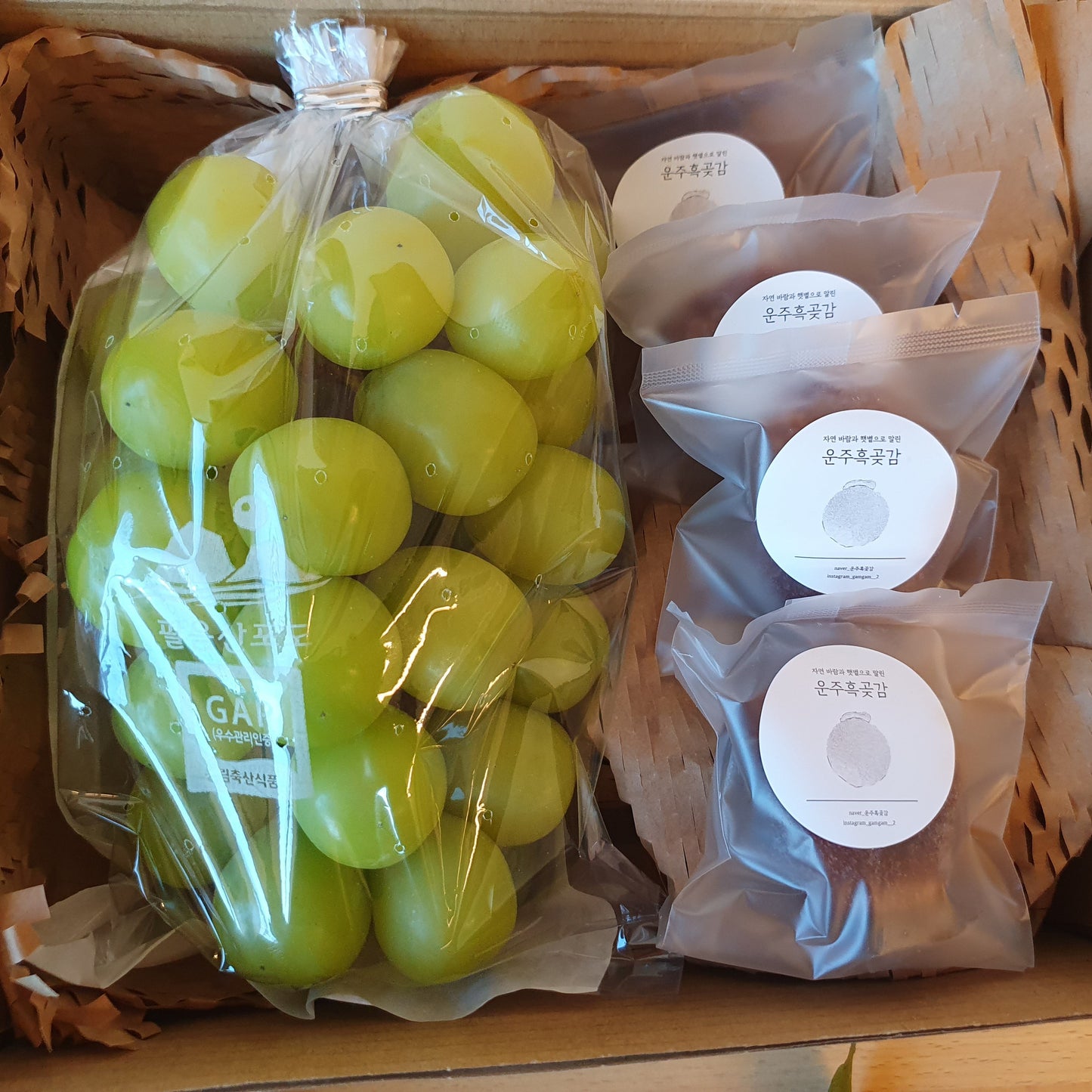 LNY Essential (B): Shine muscat and black dry persimmons gift box