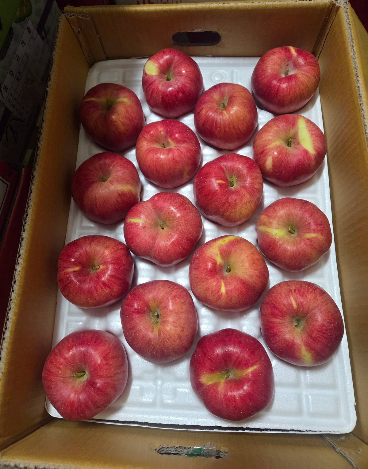 Muju Banditbul (반딧불, Firefly) Premium 'Hongro' Apples (3ea x 300g+ per apple) - New!