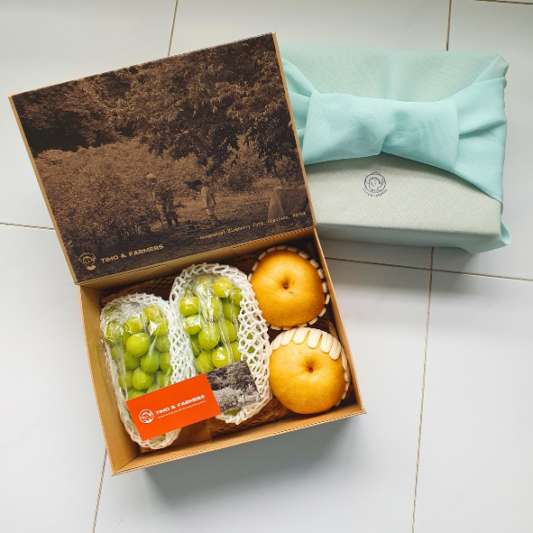 Autumn Special: Two shine muscats, pears in a box